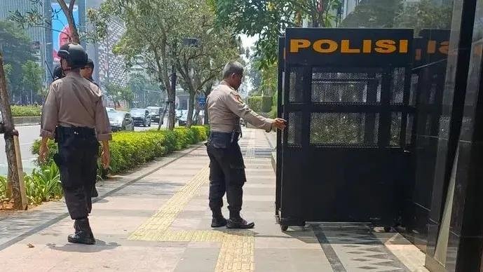 bismillahyuk_'s tweet photo. Aksi #Demo 1.000 Mahasiswa hari ini di Bundaran HI Jakarta Dijaga 9.242 Aparat.

Stay safe semuanya. Semoga kondusif aksi demo hari ini ya 🥺❤️ https://t.co/dStvjK8Ac7