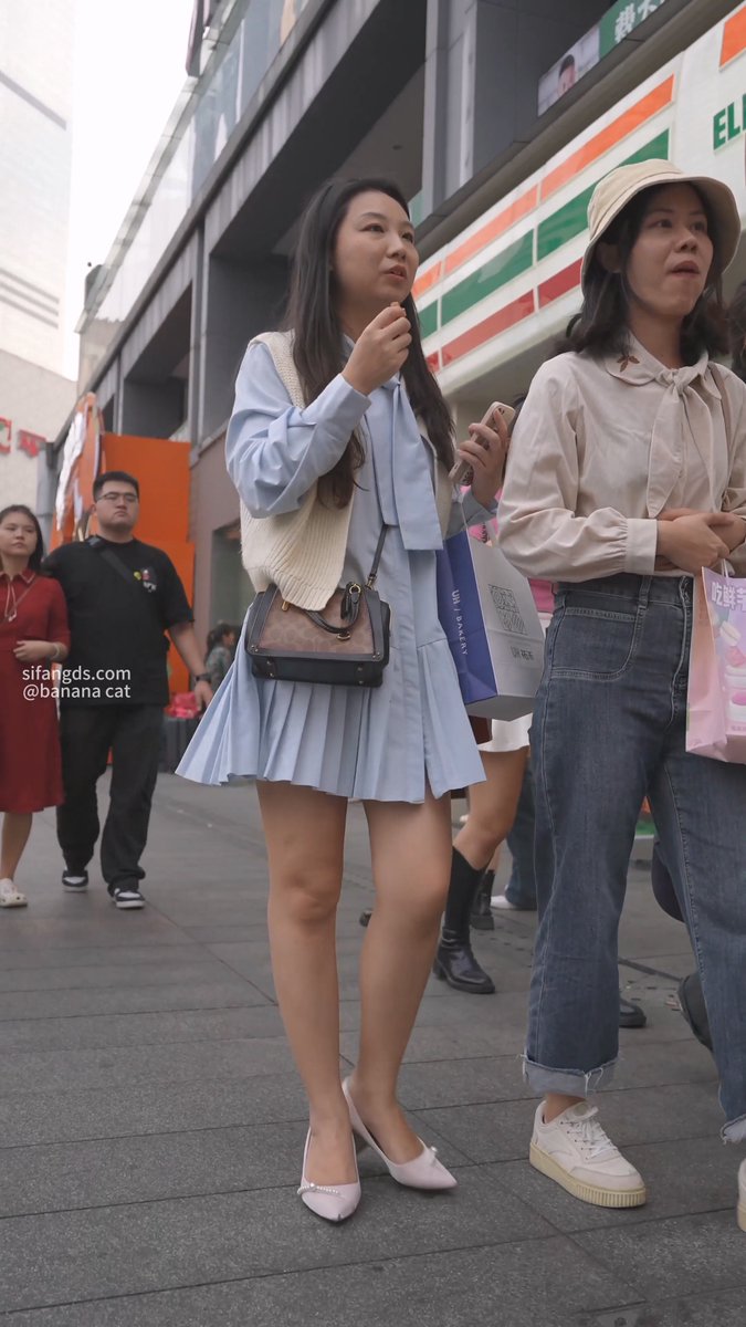 m5creo's tweet photo. 轻飘飘百褶裙美女裙子被风吹起内裤全露出

#裙底 #美女 #美腿  #街拍  #抄底 #丝袜 #黑丝 #反差 #厕拍 #酒店 https://t.co/8SG6XYpD72