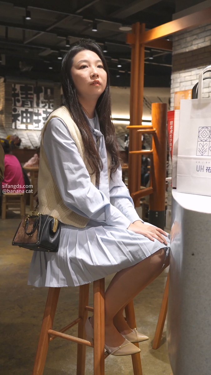 m5creo's tweet photo. 轻飘飘百褶裙美女裙子被风吹起内裤全露出

#裙底 #美女 #美腿  #街拍  #抄底 #丝袜 #黑丝 #反差 #厕拍 #酒店 https://t.co/8SG6XYpD72