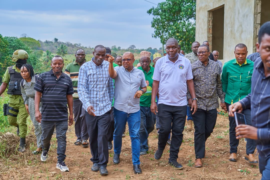 ridhiwankikwete's tweet photo. Nimefanya ziara Kata ya Mandera, Halmashauri ya Chalinze  kukagua miradi ya maendeleo na kuzungumza na Wananchi. Katika ziara hii tumekubaliana kuendelea kumalizia miradi ambayo haijamalizwa na kuhakikisha ubora. Serikali imetenga kisi cha shilingi Milioni 760 kumalizia miradi katika sekta ya Elimu, Afya, utawala na maendeleo ya jamii. #ZiaraJimboni #Chalinze