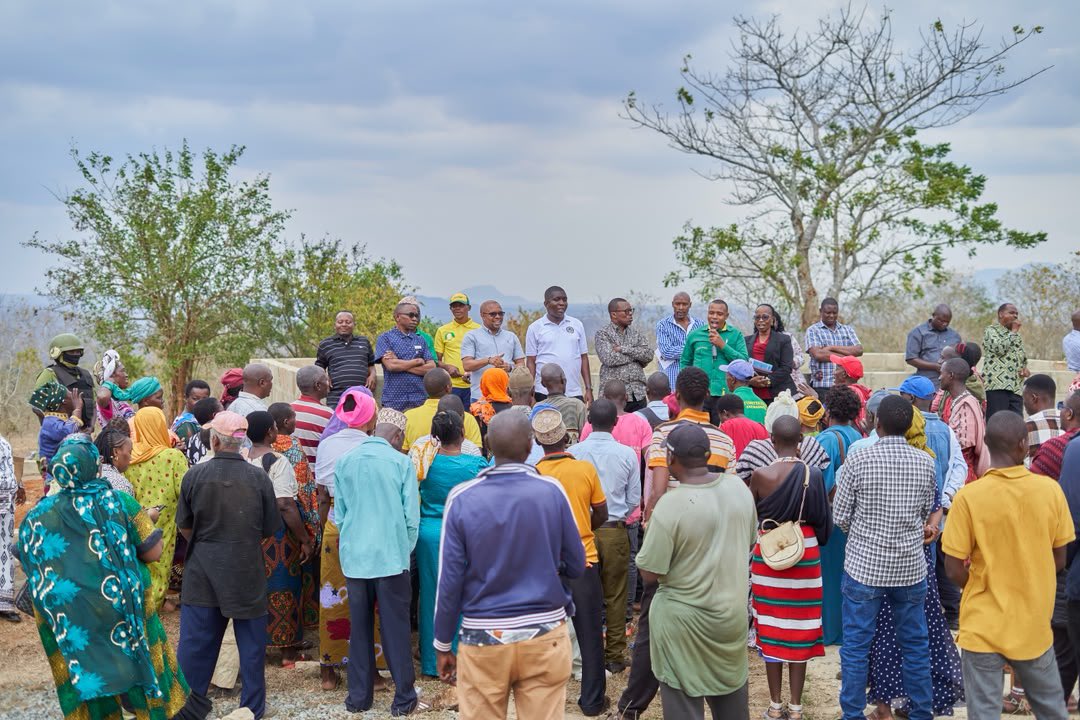 ridhiwankikwete's tweet photo. Nimefanya ziara Kata ya Mandera, Halmashauri ya Chalinze  kukagua miradi ya maendeleo na kuzungumza na Wananchi. Katika ziara hii tumekubaliana kuendelea kumalizia miradi ambayo haijamalizwa na kuhakikisha ubora. Serikali imetenga kisi cha shilingi Milioni 760 kumalizia miradi katika sekta ya Elimu, Afya, utawala na maendeleo ya jamii. #ZiaraJimboni #Chalinze
