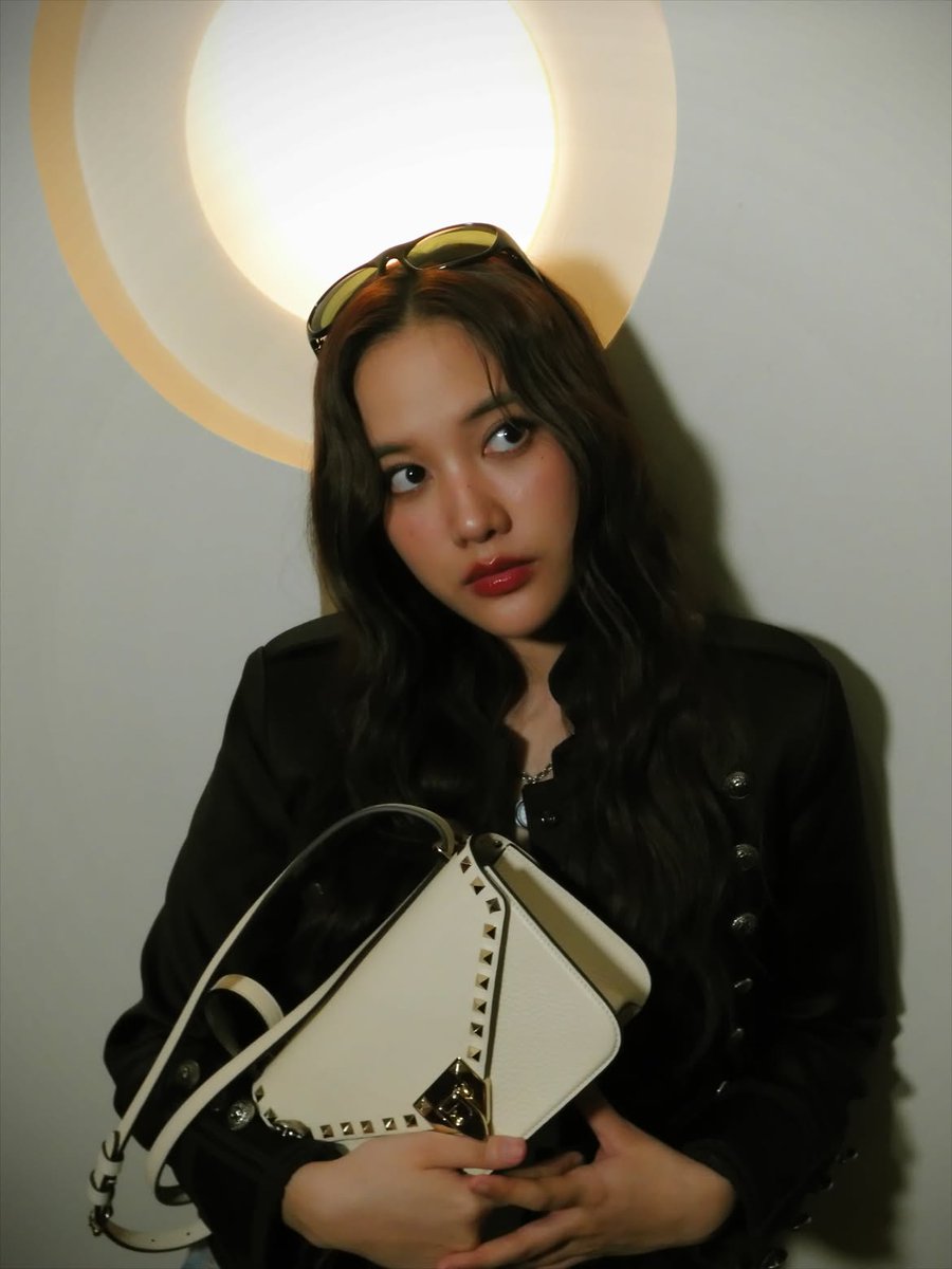 woopmag's tweet photo. ฟรีน สโรชา (Freen Sarocha) #srchafreen‌ แบรนด์แอมบาสเดอร์ กับลุคสวยเท่ พร้อมกระเป๋า VALENTINO GARAVANI ROCKSTUD BAG 
 
#ValentinoPreFall2026 #ValentinoGaravani #Rockstud

Maison Valentino ภูมิใจนำเสนอ Valentino Garavani Rockstud Bag กระเป๋าใบเด่นที่กลายเป็นไอเท็มโปรดของเหล่าเซเลบริตี้ด้วยดีไซน์ที่ตอบโจทย์การใช้งานในชีวิตประจำวัน และสามารถจับคู่กับลุคสบายๆ ได้อย่างมีสไตล์ 

Valentino Garavani Rockstud Bag จากคอลเล็กชั่น Pre-Fall 2026 ภายใต้การสร้างสรรค์ของ โดยผู้อำนวยการฝ่ายสร้างสรรค์ อเลสซานโดร มิเคเล่ (Alessandro Michele) กระเป๋าที่ถ่ายทอดความเรียบหรูผ่านดีไซน์ร่วมสมัย พร้อมด้วยเอกลักษณ์อย่างหมุด Rockstud ซิกเนเจอร์ของ Maison Valentino มาในดีไซน์ขนาดกะทัดรัดที่ตอบโจทย์การใช้งานในชีวิตประจำวัน สามารถสะพายไหล่หรือครอสบอดี้ได้อย่างคล่องตัว กระเป๋ารุ่นนี้นำเสนอในหลากหลายเฉดสีและวัสดุ อย่างหนัง Grained Calfskin และวัสดุหนังกลับ Suede
 
กระเป๋า Valentino Garavani Rockstud Bag นี้ วางจำหน่ายแล้วที่บูติก Valentino ทั่วโลก และบนเว็บไซต์ https://t.co/CM8UbrkBaI

@MaisonValentino