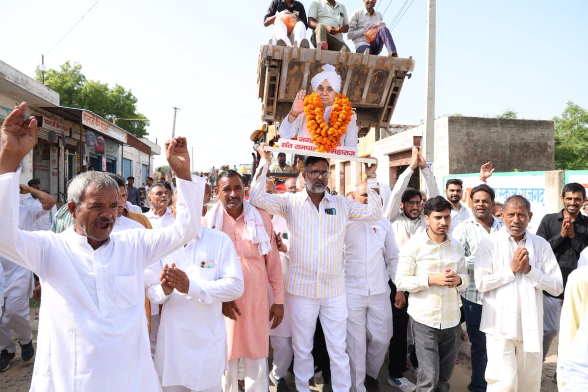 SatlokChannel's tweet photo. गांव ददरेवा, चूरू (राजस्थान) की गोरखनाथ गौशाला में संत रामपाल जी महाराज ने गौ सुरक्षा अभियान के तहत 600 क्विंटल चारा पहुँचाया। https://t.co/3Khg2LjFmQ