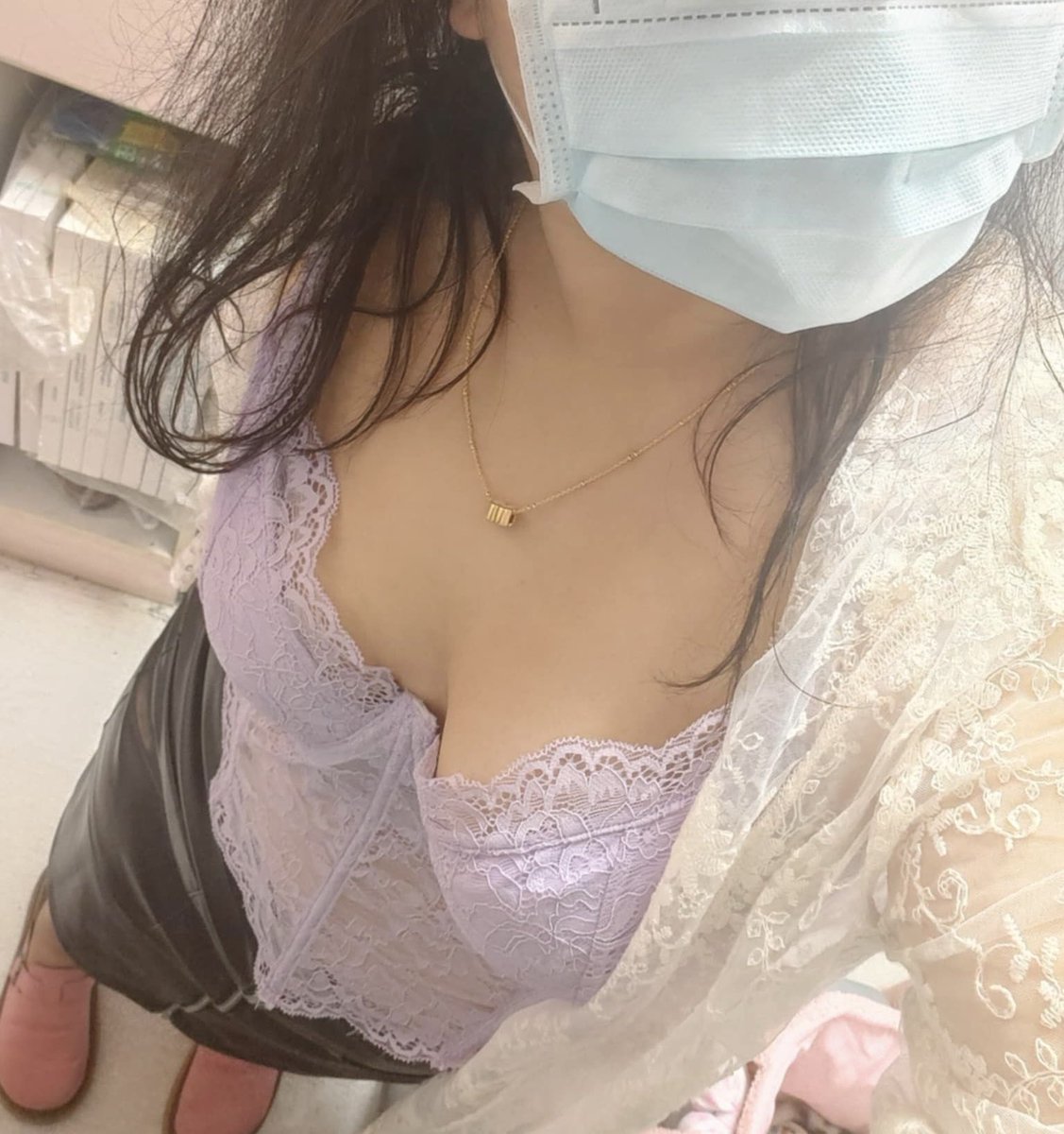 wuguanqi7's tweet photo. 台南小護士又來了，看看那上班的look，每天上班都穿這樣的衣服，不知道是不是想勾引醫生在醫院幹他！
我知道大家很踴躍想約這個騷貨啦，但。。。。建議看看就好，雖然他真的極騷，但如果碰了，你真的會很常生氣 https://t.co/SlrrvzNUNr
