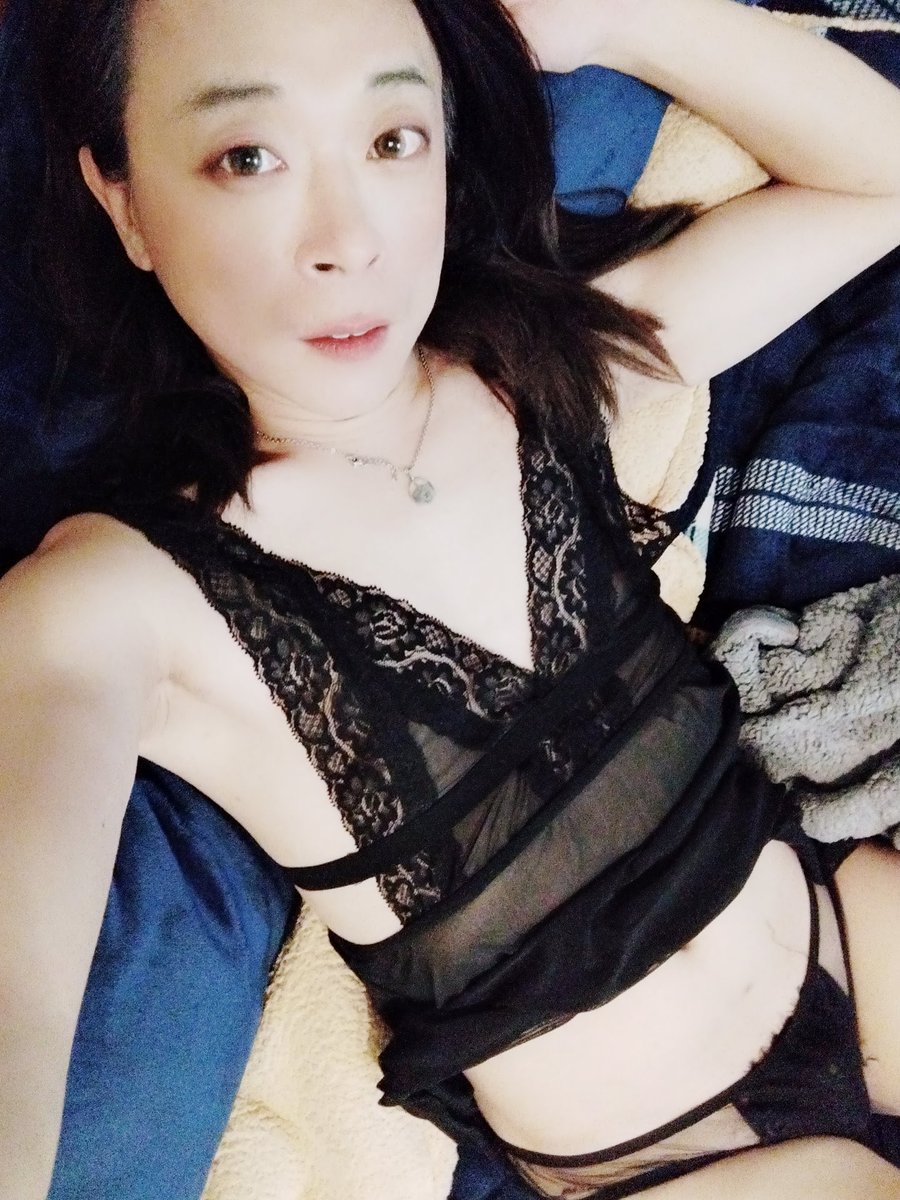 RamesesETH's tweet photo. 女人拿起畫筆在臉上抹上一些顏色
用笨拙的手法塗抹成歌仔戲演員
穿上她認為第一次見面應該表現出的端莊優雅
不協調的妝與衣物風格顯露出她不是個善於打扮的女人
男人也許在見到女人第一面的印象是糟糕的，但也紳士的表現出禮貌
第一次的見面往往用力過猛
越是刻意就越是糟糕
你的初次見面是什麼狀態？ https://t.co/ZZnSiv97dZ