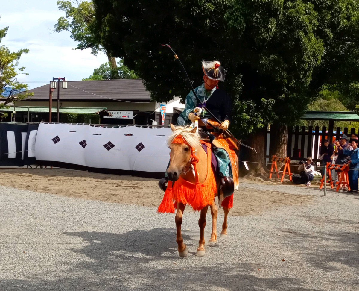 manamaro12's tweet photo. #三嶋大祭り
 #流鏑馬
子供さんにファンサービスするお馬いた、可愛い
今年も流鏑馬見に行けた🐎 https://t.co/PeuKqUNWTj