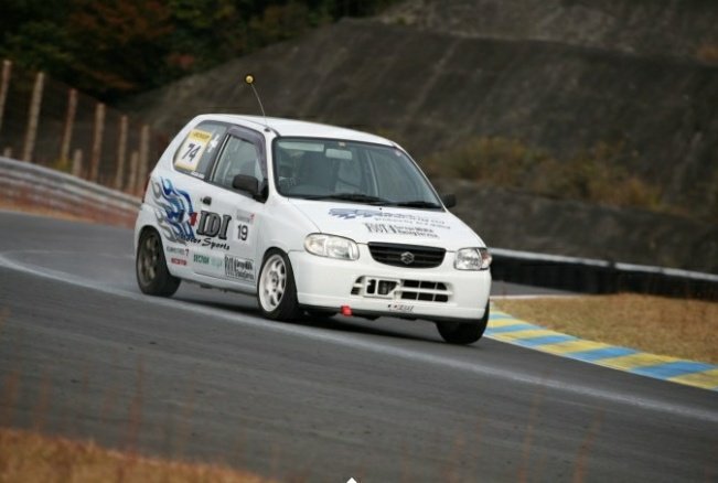 _ChickenRacing_'s tweet photo. 2015年に関西NA660選手権に出る為にヤフオク3万円で買ってきたアルト。

自分が3年乗った後にオーナーが2回変わったけど、今のオーナーになってK4GPに出る為にメンテナンスを任せてもらうようになって、去年からはレースサポートにも参加。

人と人を繋ぐ車になってくれてて嬉しい😄

#HA23 https://t.co/bbO4DOHE5M