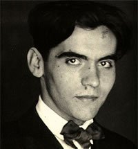 deleslletres's tweet photo. "Nodriu amb literatura aquest gra de bogeria que tots portem dins sense el qual seria imprudent viure".
Federico Garcia Lorca va ser assassinat el 18 d'agost de 1936.
El seu cos roman avui encara en alguna fossa comuna. https://t.co/f017LtDSnF