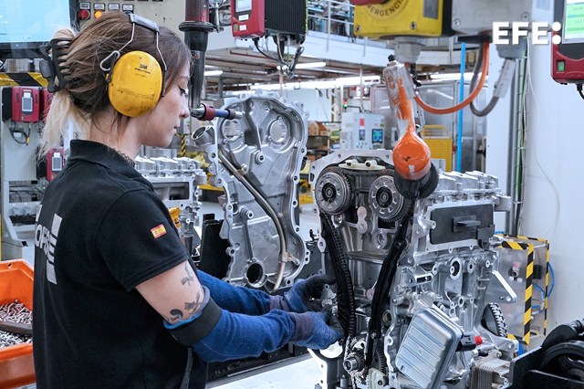EFEnoticias's tweet photo. Las ingenieras se afianzan en la industria pero aún con un 'techo de cristal' que romper.

Por Ruth del Moral 
https://t.co/9GvSMccX6h https://t.co/5nbPl9pUvJ