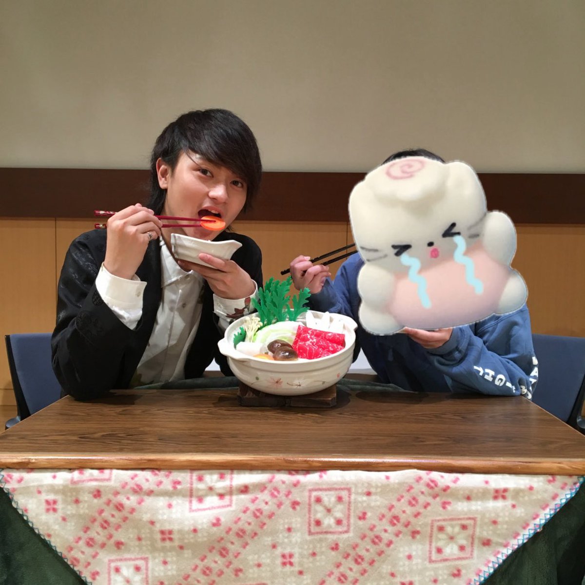 PX0820XP's tweet photo. 結局止まらなくて間に合わず次の回に案内してもらったんだけど、スタッフさんから聞いていたらしく開口一番「鼻血ー！！！」って言われて恥ずかしすぎて消えたくなった思い出のこたツーショット https://t.co/SOX14YuPBa