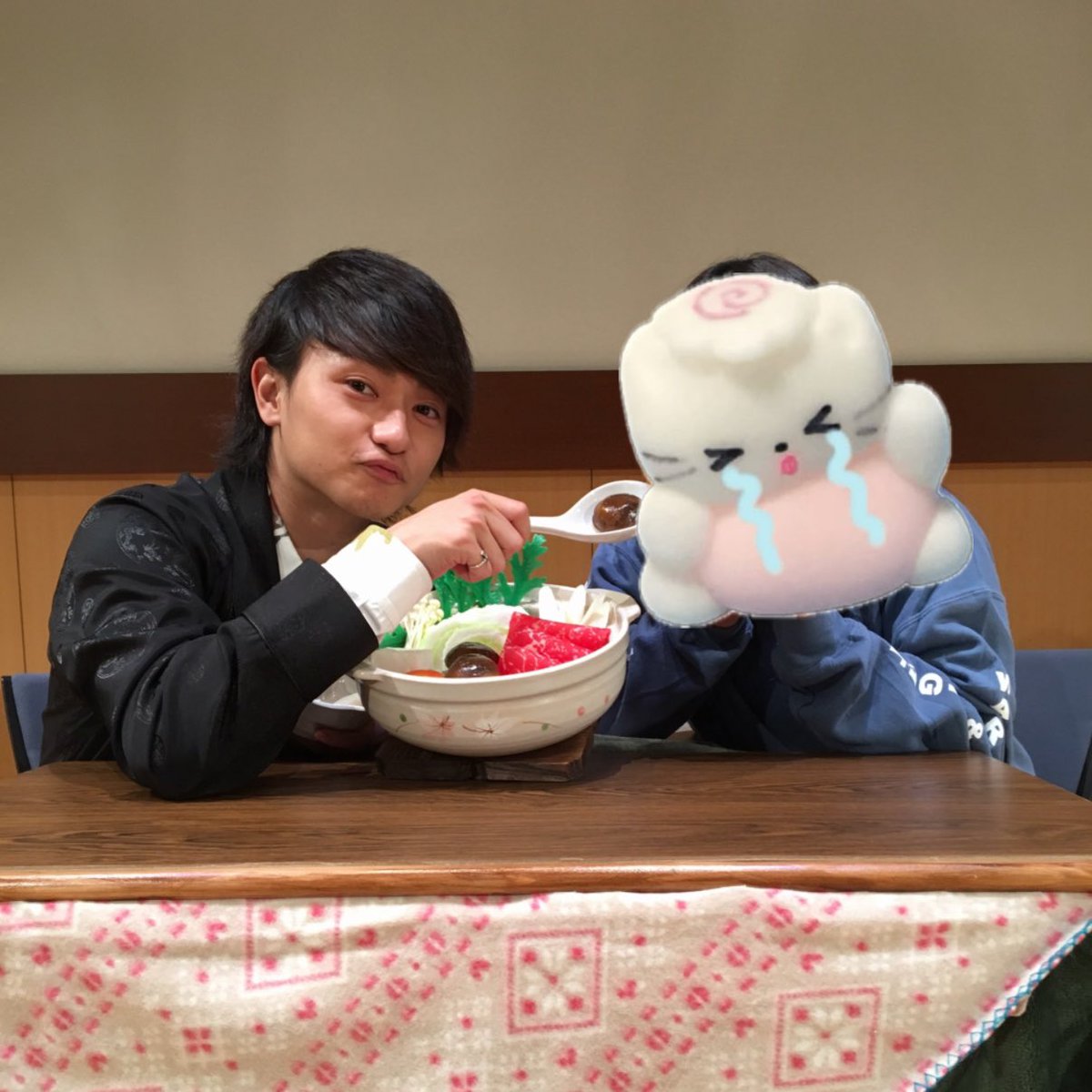 PX0820XP's tweet photo. 結局止まらなくて間に合わず次の回に案内してもらったんだけど、スタッフさんから聞いていたらしく開口一番「鼻血ー！！！」って言われて恥ずかしすぎて消えたくなった思い出のこたツーショット https://t.co/SOX14YuPBa
