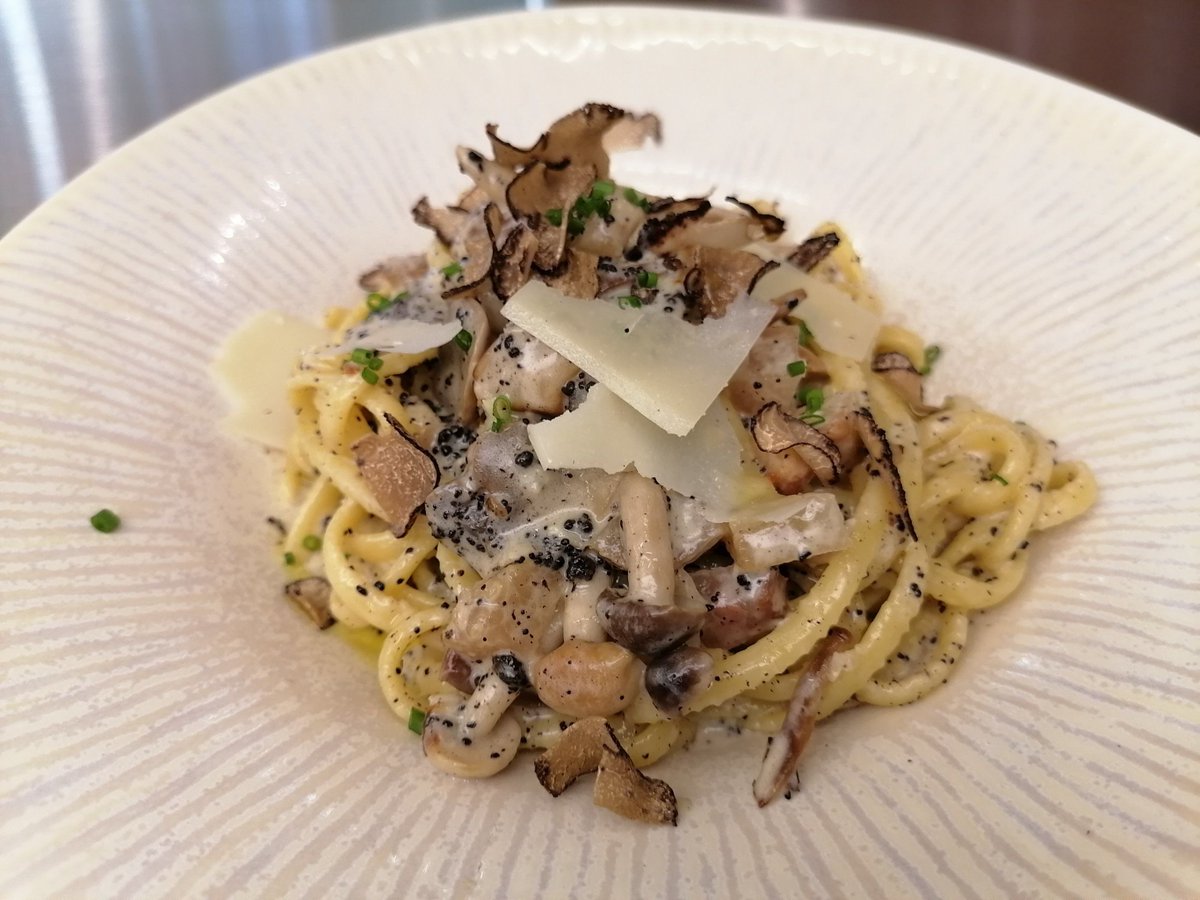 Josepy79's tweet photo. Just found the hidden gem of the city—warm truffle mushroom pasta with perfectly crispy garlic bread, every bite pure comfort! https://t.co/eldA674xpq