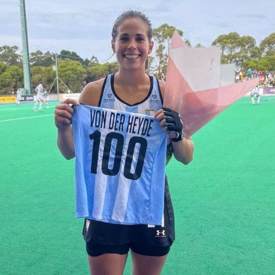 MendoMela's tweet photo. Los que vemos hockey hace muchos años, lo que sabemos la corrupción y el maltrato que maneja la confederación, los que sabemos que las jugadoras ganan dos pesos y las tienen que mantener las familias, nunca criticaríamos a la mejor defensora del mundo. Te extrañamos @luchivdh https://t.co/B4YUW1vc69