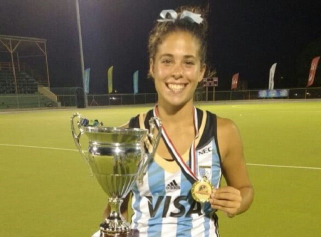 MendoMela's tweet photo. Los que vemos hockey hace muchos años, lo que sabemos la corrupción y el maltrato que maneja la confederación, los que sabemos que las jugadoras ganan dos pesos y las tienen que mantener las familias, nunca criticaríamos a la mejor defensora del mundo. Te extrañamos @luchivdh https://t.co/B4YUW1vc69