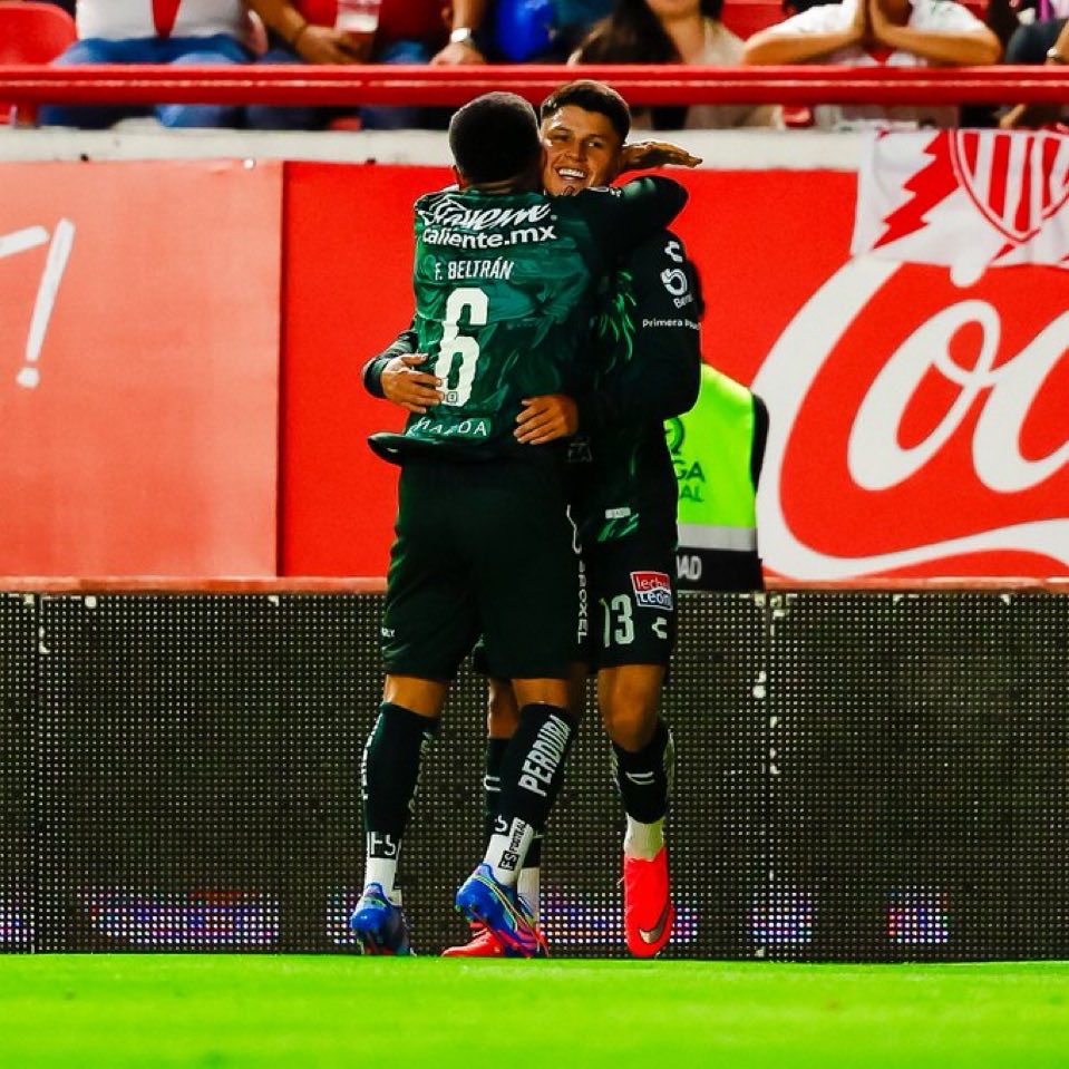 SebasDiaz_25's tweet photo. Abrázalo por todos, ‘Nene’. 🫂 🦁

La fiera ya lo gana al medio tiempo tras un gran gol de Daniel Arcila, quien vive el mejor momento de su carrera con 6 goles en 5 partidos y llega a 10 goles con los esmeraldas.

¡El ‘9’ estaba en casa!

#ClubLeón https://t.co/jDXZwHo5HQ