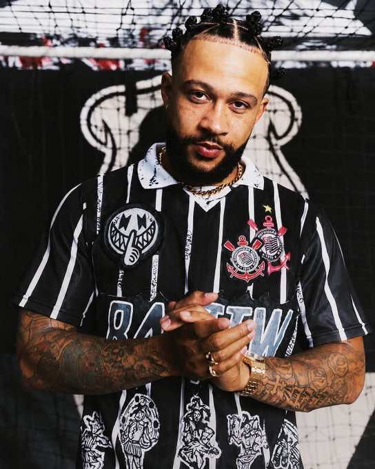 thiagopress's tweet photo. 🚨 ATENÇÃO! Corinthians deve anunciar a renovação de Memphis Depay nesta terça-feira, com artes e vídeos. Mais dois anos de contrato. O jogador, inclusive, pode aparecer no CT amanhã. Sua presença no jogo contra o Rosário Central, na quinta-feira, não está totalmente descartada.

O contrato deve ser assinado pelo presidente Osmar Stabile nas próximas horas. Fernando Diniz, Marcelo Paz e torcida foram fundamental para essa histórica reviravolta.

📸 GQ
