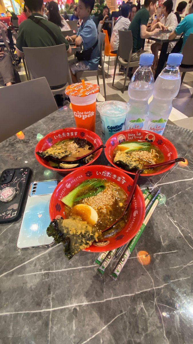 amelyaaraa's tweet photo. Sebenernya niat ke PM karena mau beli fudgybro lg promo 17rb. Cuman udh abis kuotanya jd kita makan ramen, sama2 17rb (lagi promo) 😬🤤 https://t.co/r8CgqTtHcl