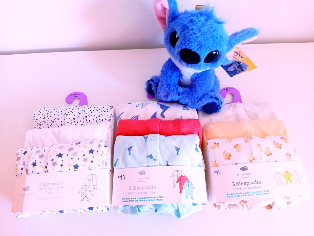 Lady_Naipes's tweet photo. Comprinhas na tiger que foram umas canecas enormes e alguns chocolates uwu + o cartão que o @ShibaHatesGoyim me ofereceu e coisinhas para o baby <3 https://t.co/6yqryzFIOS