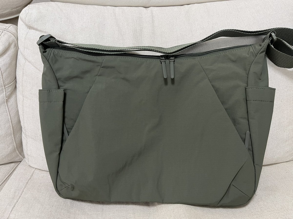 yukinekoFEH's tweet photo. ユニクロのショルダーバッグ(オリーブ色)を買いました＾＾　大きめのサイズで目覚まし時計、ネコチャームと大きさ比べてもこの通りです😊　大きめの本📕(A4サイズ)を入れても大丈夫なカバンです👍　
ポケットの数も多く、デザインもかっこいい。さすがのユニクロさんです( ＾∀＾) #ユニクロ https://t.co/iEoEWOcSqp