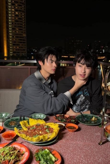 bubblesthanks's tweet photo. อันนี้ก็น่าจะตอนเป็นพาทเนอร์กันแล้ว อะไรเนี่ยยยย สาววายจับผิดธีร์เวฟ

#TheeWave #ธีร์เวฟ https://t.co/BOPnPSRSOC