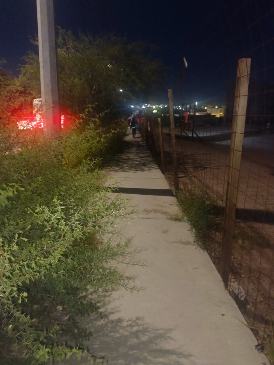 nigger_ito's tweet photo. En el tramo de Walmart Poniente y el fracc Misión del parque Residencial sobre Prol Bernardo Quintana ya es imposible caminar y sobre todo hay Tomás de agua sin tapas esto es una pinche trampa @FeliFerMacias @makugo qué esperan que pase una desgracia? https://t.co/mEgDiiH5xk