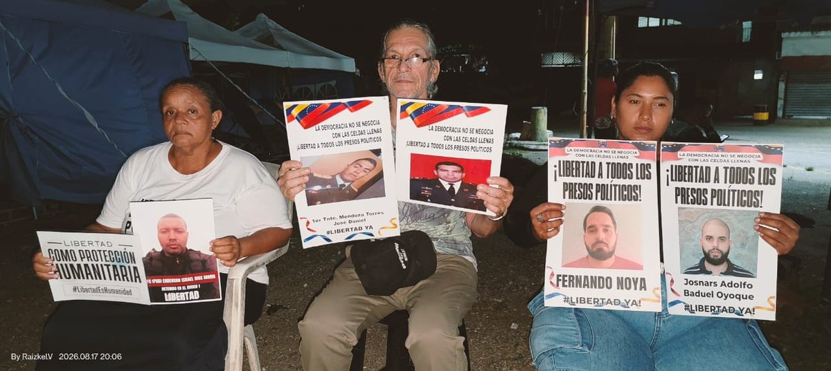 clippve's tweet photo. VIGILIA 221 | Las familias de los presos políticos en Venezuela alcanzan hoy 221 días de oración e ininterrumpida pernocta frente a las instalaciones del Rodeo I, manteniendo firme la exigencia de libertad plena para todos sus seres queridos. 

A lo largo de este trayecto, la vigilia ha sido testigo del emotivo reencuentro de algunos inocentes con los suyos, un logro que impulsa a quienes aún esperan la excarcelación de familiares que llevan años privados de su libertad y sometidos a tratos crueles e inhumanos. 

Esta movilización pacífica reafirma que la libertad es un principio fundamental de humanidad y un derecho que no puede seguir postergándose. 🕊️

#LibertadEsHumanidad #QueSeanTodos