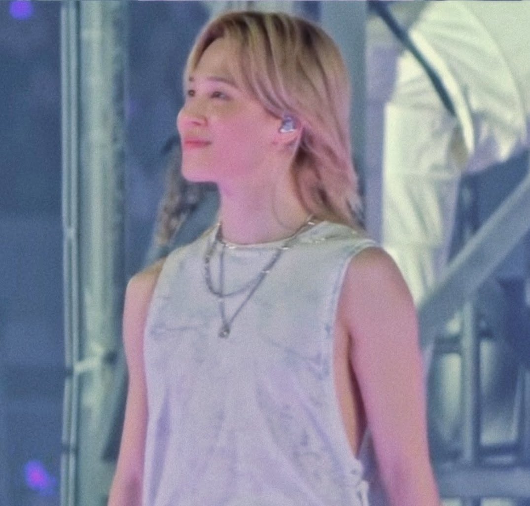 PJiminSupportBR's tweet photo. Isso é muito emocionante. 🥹

O mais bonito é que não houve campanha ou pedido de doações: depois que o momento de Jimin com Olivia viralizou, fãs de vários países começaram espontaneamente a fazer doações para a Heroes For Children.

Segundo o representante, o valor arrecadado pelos fãs do BTS dessa forma superou em muito o que havia sido arrecadado em um concerto beneficente realizado pela organização no ano anterior.

E ainda mais tocante foram os relatos de pais que perderam seus filhos e encontraram conforto ao ver aquele momento de carinho entre Jimin e as crianças. Um gesto tão simples acabou alcançando pessoas muito além daquela noite. 
https://t.co/1hI945oXS4