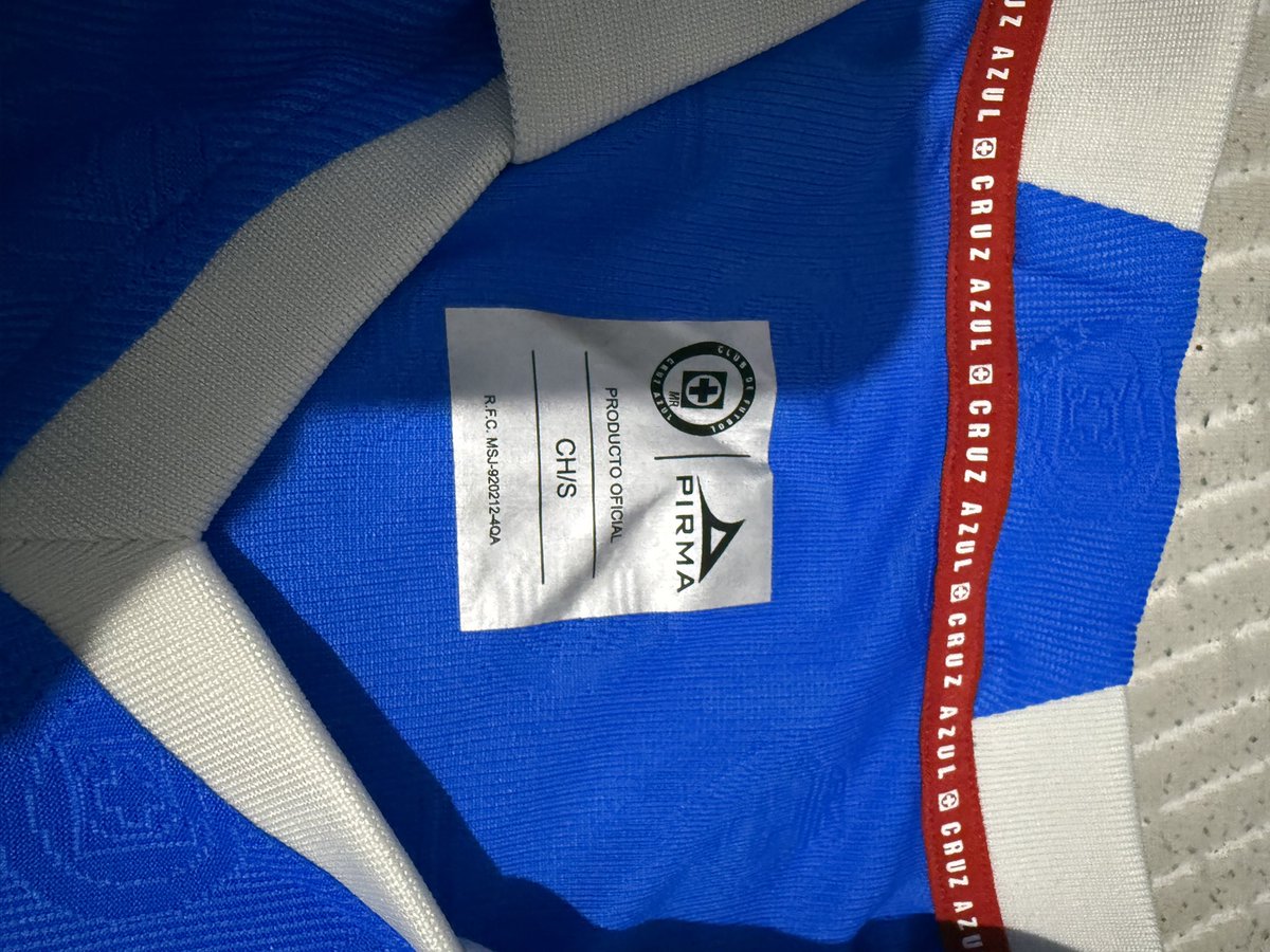 RaaulLechuga's tweet photo. Hola @Pirma_Oficial, con quien puedo hablar para reportar un artículo dañado, el escudo de mi jersey nueva se dañó, se comenzó a despintar, estoy decepcionado me gustaría ver si entra algún tipo de cambio de artículo por favor. https://t.co/Z9l1E7blMd