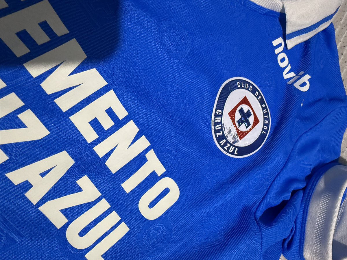 RaaulLechuga's tweet photo. Hola @Pirma_Oficial, con quien puedo hablar para reportar un artículo dañado, el escudo de mi jersey nueva se dañó, se comenzó a despintar, estoy decepcionado me gustaría ver si entra algún tipo de cambio de artículo por favor. https://t.co/Z9l1E7blMd