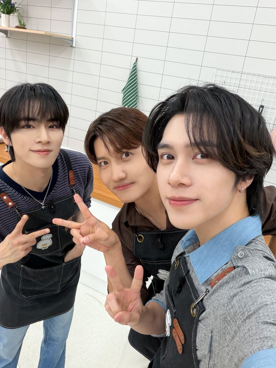 duckbaphouse's tweet photo. [📸] 덕밥집 2호점을 찾아온 오늘의 게스트는?!

Vision Wings를 타고 날아온
🖤 WayV 샤오쥔 & 헨드리 💚

🔔할리갈리 순발력 대결 
팬사랑 최수종 대결💝 그리고 요리 대결🍳까지
끊이지 않는 대결의 연속! 

그리고! 덕밥집으로만 은밀하게 제보된
샤오쥔 & 헨드리의 ✨미담💖과
특별한 오늘의 메뉴가 궁금하다면? 

❗잠시 후 5시❗ 
덕밥집 2호점 <WayV> 편에서 만나요!

#덕밥집 #최강창민 #WayV #샤오쥔 #헨드리