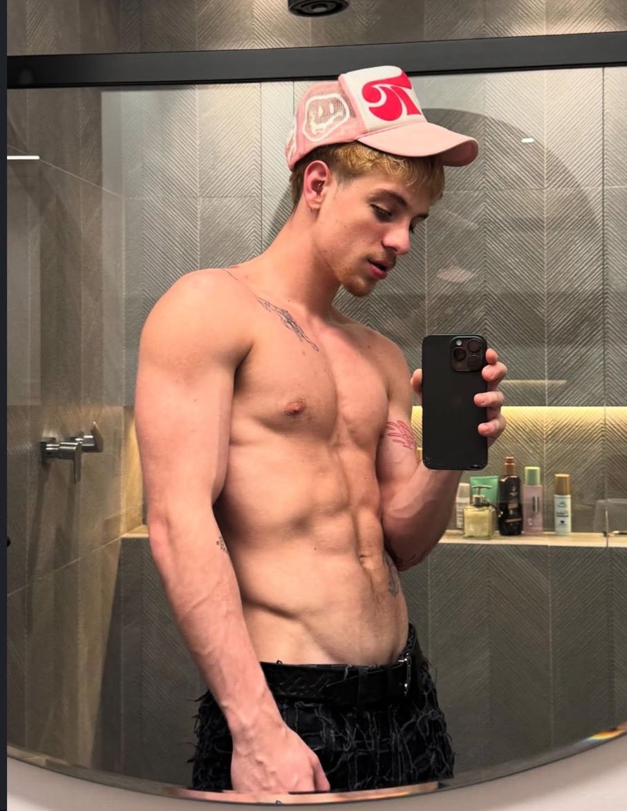 QGdoPOP's tweet photo. Juliano Floss, 22 anos e 1.71m, está SOLTEIRO. https://t.co/C5ly7UMMAw