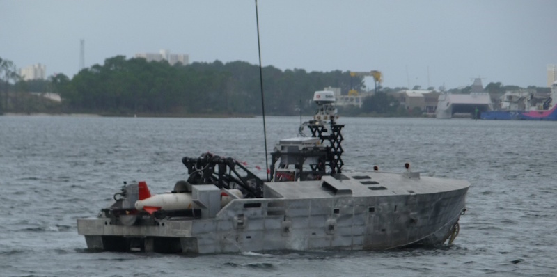 NavalDefence's tweet photo. Μη επανδρωμένα μέσα της Αυστραλίας και των ΗΠΑ δοκιμάστηκαν γύρω από υποθαλάσσια καλώδια και αγωγούς στη RIMPAC 2026, επιβεβαιώνοντας τη διαλειτουργικότητα συστημάτων της AUKUS. #RIMPAC #AUKUS

https://t.co/lLrzSe1q5G https://t.co/61WhR22l7p
