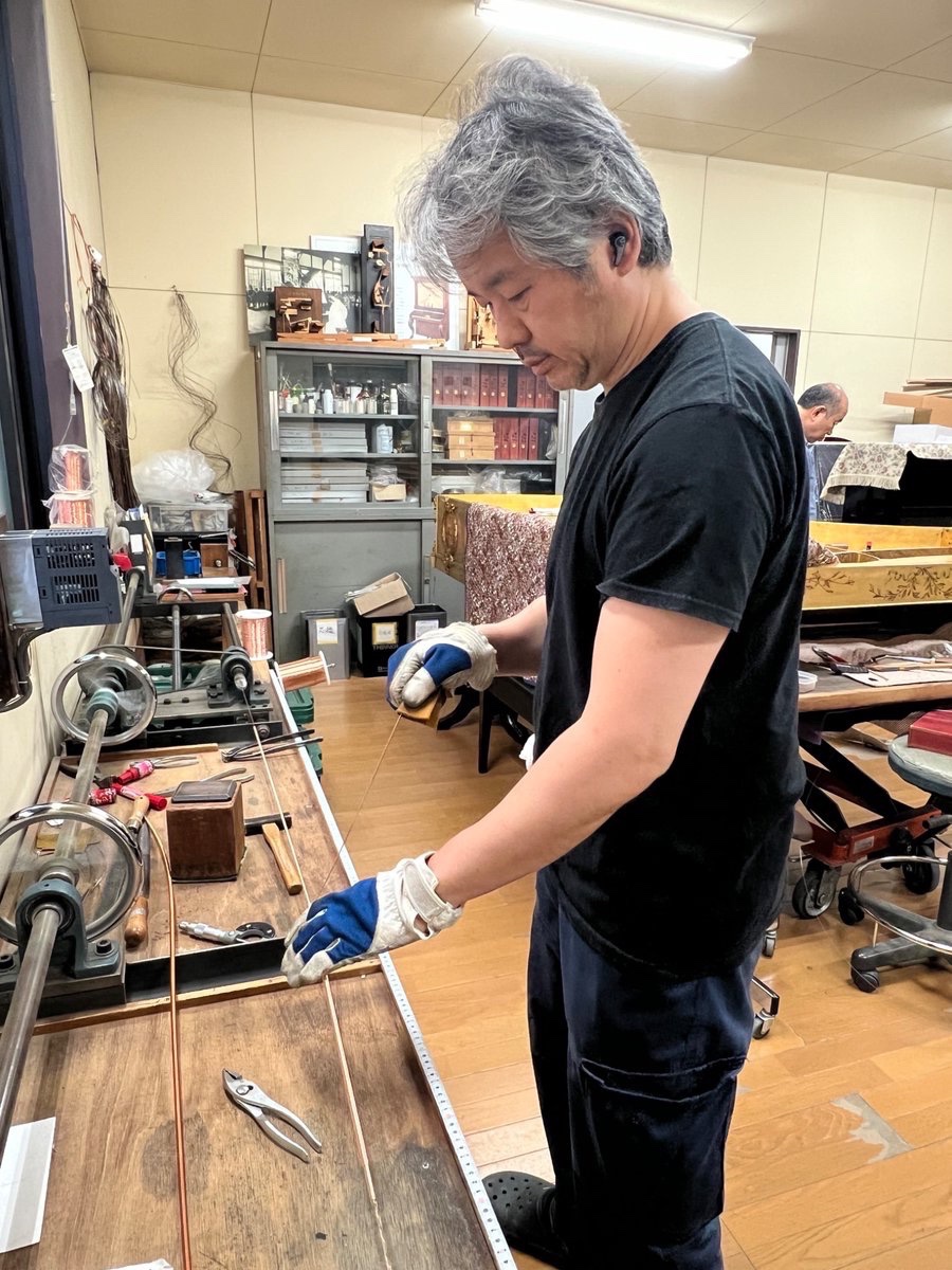 ono_piano's tweet photo. 一人の技術者だけが技術を持つのではなく、工房全体で技術を共有し、次の世代へ受け継いでいく。

そのため、ピアノの修理・調整はもちろん、巻線作業も工房の技術者なら誰でも行えます。

親方から受け継いだ技術を、一人ひとりが身につけ、工房の財産として未来へつないでいく。 https://t.co/cmE7BOiVp5