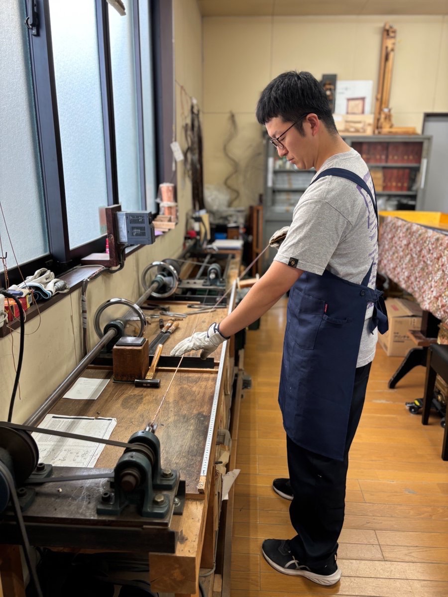 ono_piano's tweet photo. 一人の技術者だけが技術を持つのではなく、工房全体で技術を共有し、次の世代へ受け継いでいく。

そのため、ピアノの修理・調整はもちろん、巻線作業も工房の技術者なら誰でも行えます。

親方から受け継いだ技術を、一人ひとりが身につけ、工房の財産として未来へつないでいく。 https://t.co/cmE7BOiVp5