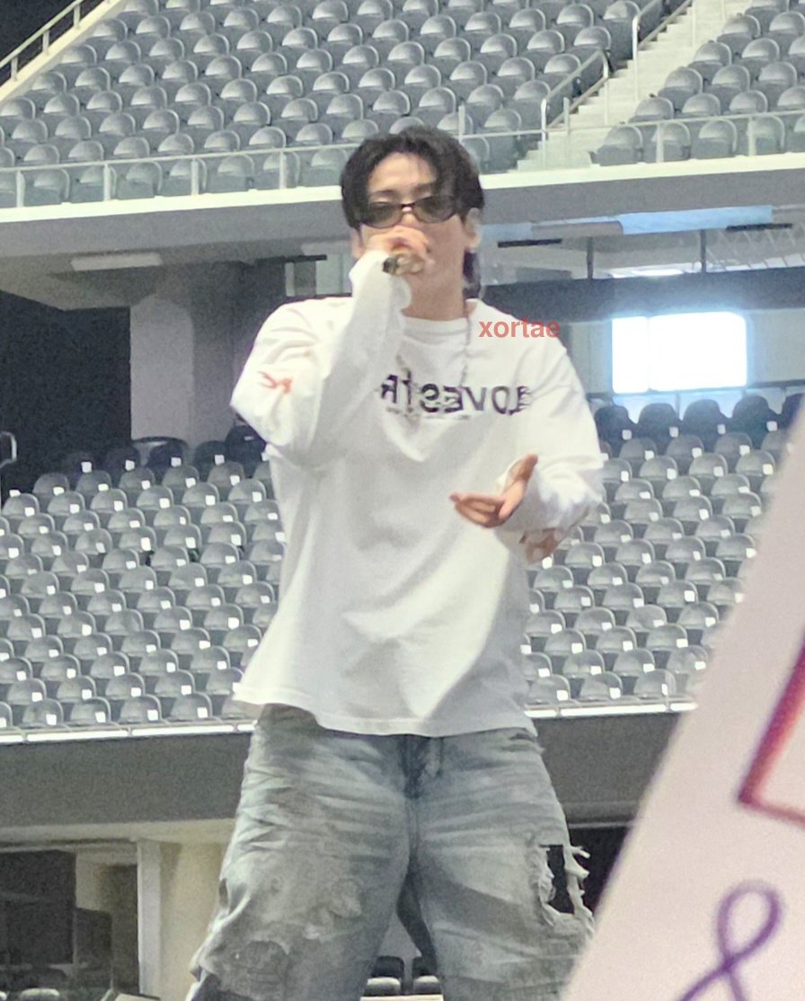 xortae's tweet photo. jungkook 😼❣️ #ARIRANGTexas #BTS_WORLDTOUR_ARIRANG_ARLINGTOND2 #BTSINTEXAS #BTS_WORLDTOUR_ARLINGTON #BTS https://t.co/yHspS9Of89