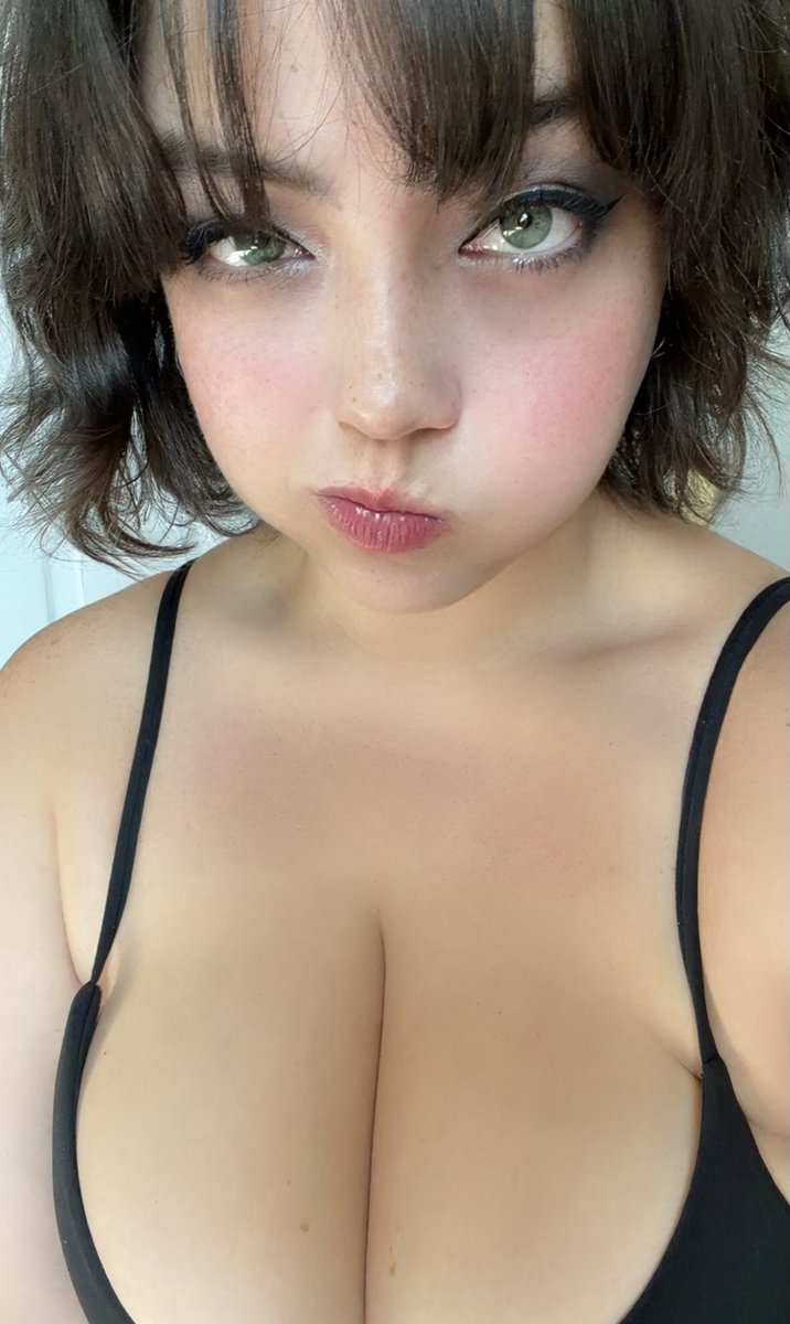 riah4real's tweet photo. Soooo r u gonna kiss me or not? 👀🖤 https://t.co/OuGFBpjfOE