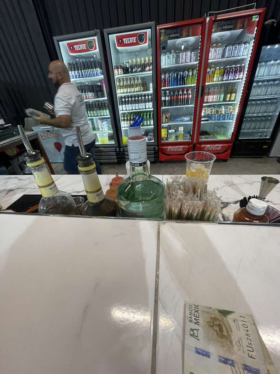 cmarlenx21's tweet photo. mezcalito después del gym life’s good https://t.co/6AZ9RmVdhz