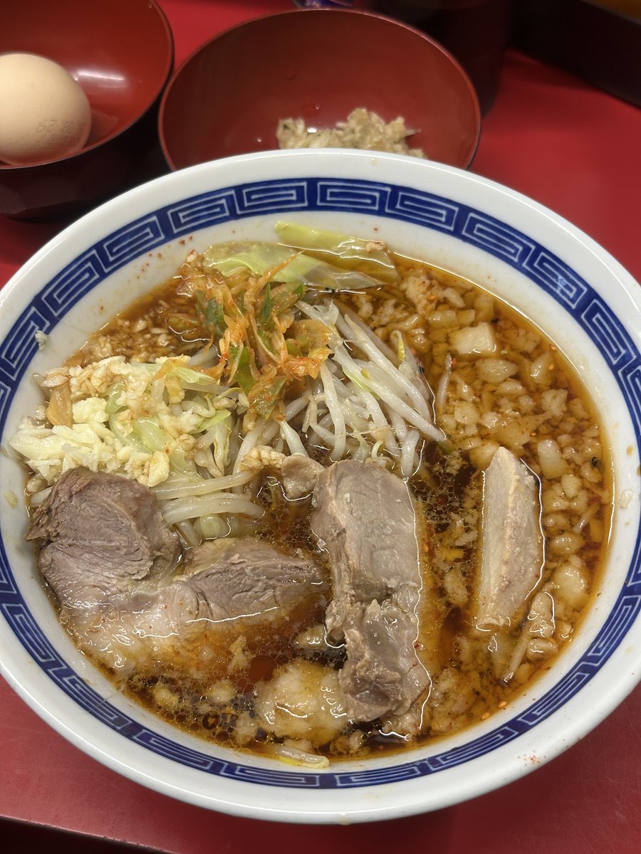 yuruyuruchannn's tweet photo. ラーメン二郎 中山駅前店
大つけ麺 NK灼熱+鬼おろし大葉MIX、生卵

デフォも食べたいんだけどつい限定を選んでしまいがち
キリッとした醤油にごま油の風味
ピリ辛で酸味の効いたつけ汁が食欲をそそる
冷水で締めたコシのある麺をつけて啜れば堪らない
豚も分厚く柔らかい神豚
つけ麺めっちゃ旨い💯 https://t.co/mT0TvE3323