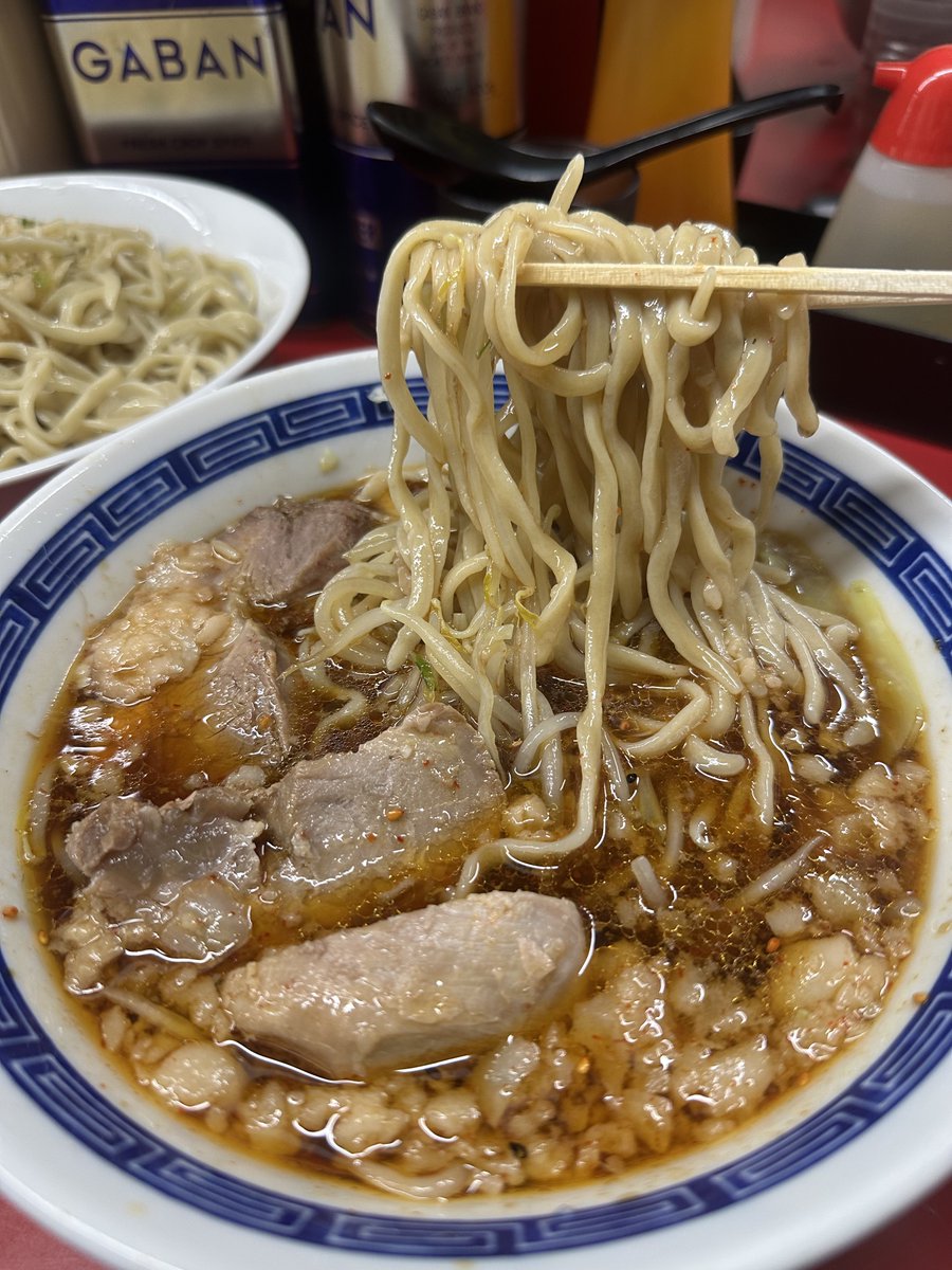 yuruyuruchannn's tweet photo. ラーメン二郎 中山駅前店
大つけ麺 NK灼熱+鬼おろし大葉MIX、生卵

デフォも食べたいんだけどつい限定を選んでしまいがち
キリッとした醤油にごま油の風味
ピリ辛で酸味の効いたつけ汁が食欲をそそる
冷水で締めたコシのある麺をつけて啜れば堪らない
豚も分厚く柔らかい神豚
つけ麺めっちゃ旨い💯 https://t.co/mT0TvE3323