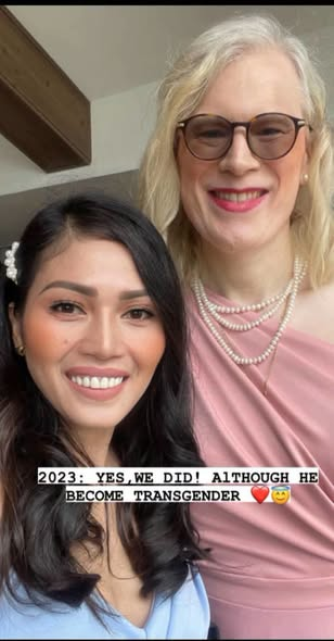 minda_coid's tweet photo. Pasangan yg lagi Viral di App sebelah!!

Bayangin secinta apa istrinya tuh ke suaminya meskipun telah menjadi seorang transgender tp dia tetep cinta dan menemani sang suami ...😱😱

Btw apa ya kira² penyebab suaminya berubah kodratnya ya?🤔🤔 
(casingnya sih wanita, tp isinya tetap laki2 kan? -red)