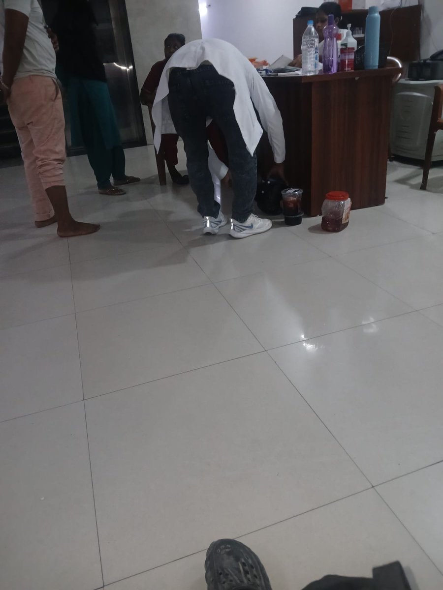 anuragsonkar08's tweet photo. Dhyan se dekhiye yahi wo doctor hai jo SATYARTH HOSPITAL LUCKNOW me nashe ki haalat me ilaaz krta hai aur patient ko maar deta hai ye illegal tarike se organ supply ka kaam bhi krta hai.Dibbe me organ rakh kr bahr supply krta hai https://t.co/9DsYTr8u4w