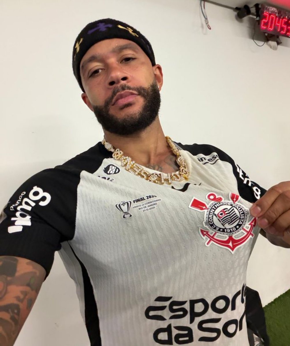 NJanfren's tweet photo. Um, abriu mão do Corinthians pra ganhar rios de dinheiro no QATAR. 

O outro, abriu mão de mais de R$ 15 MILHÕES, entre vários outros valore e ainda bateu de frente com a diretoria pra renovar com o clube.

A partir de hoje, espero que o Memphis Depay seja mais respeitado, ok? https://t.co/vme8HqE7Eo