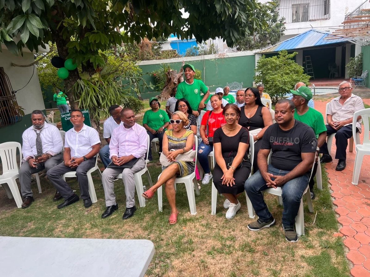 DislaMariano's tweet photo. Alineación de líderes comunitarios en torno a la candidatura de Leonel Fernadez como presidente , alcaldes y legisladores de la FP !! https://t.co/CJVNU6hfs3