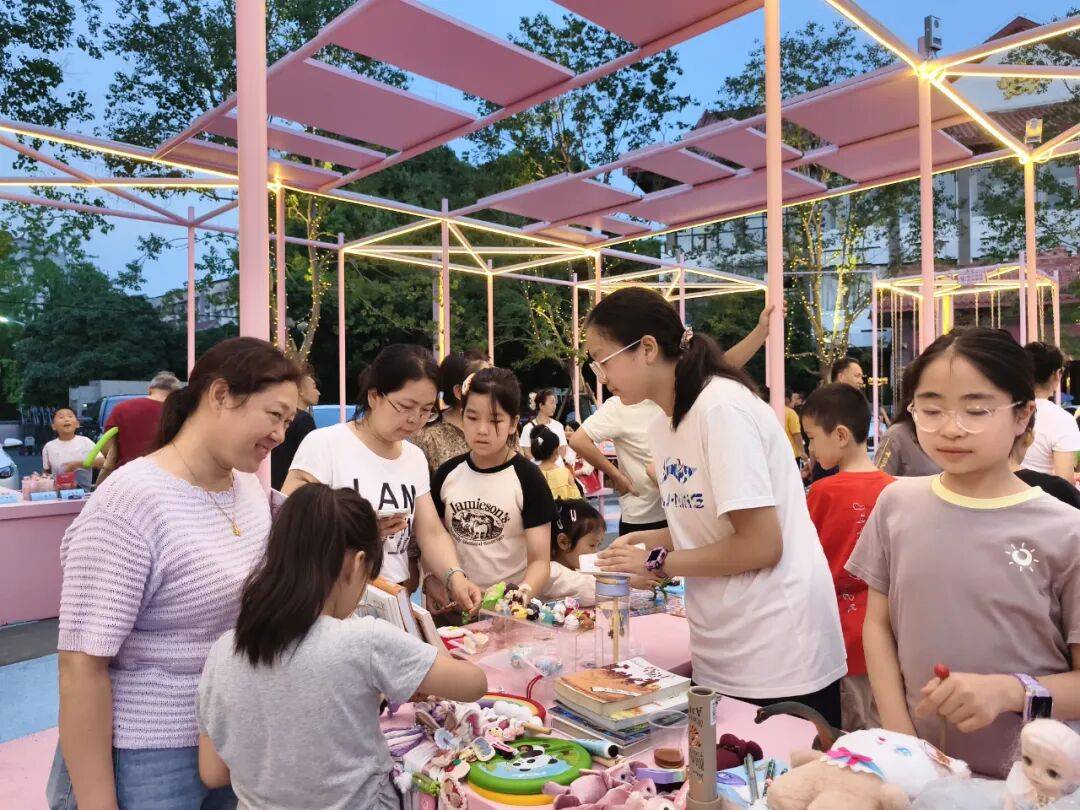 pomsick98's tweet photo. [周末社区市集来了！手作小物、鲜切花、限定甜品全有，邻里唠嗑抢鲜品，扫码领免费试吃券～]， https://t.co/92noStwv52