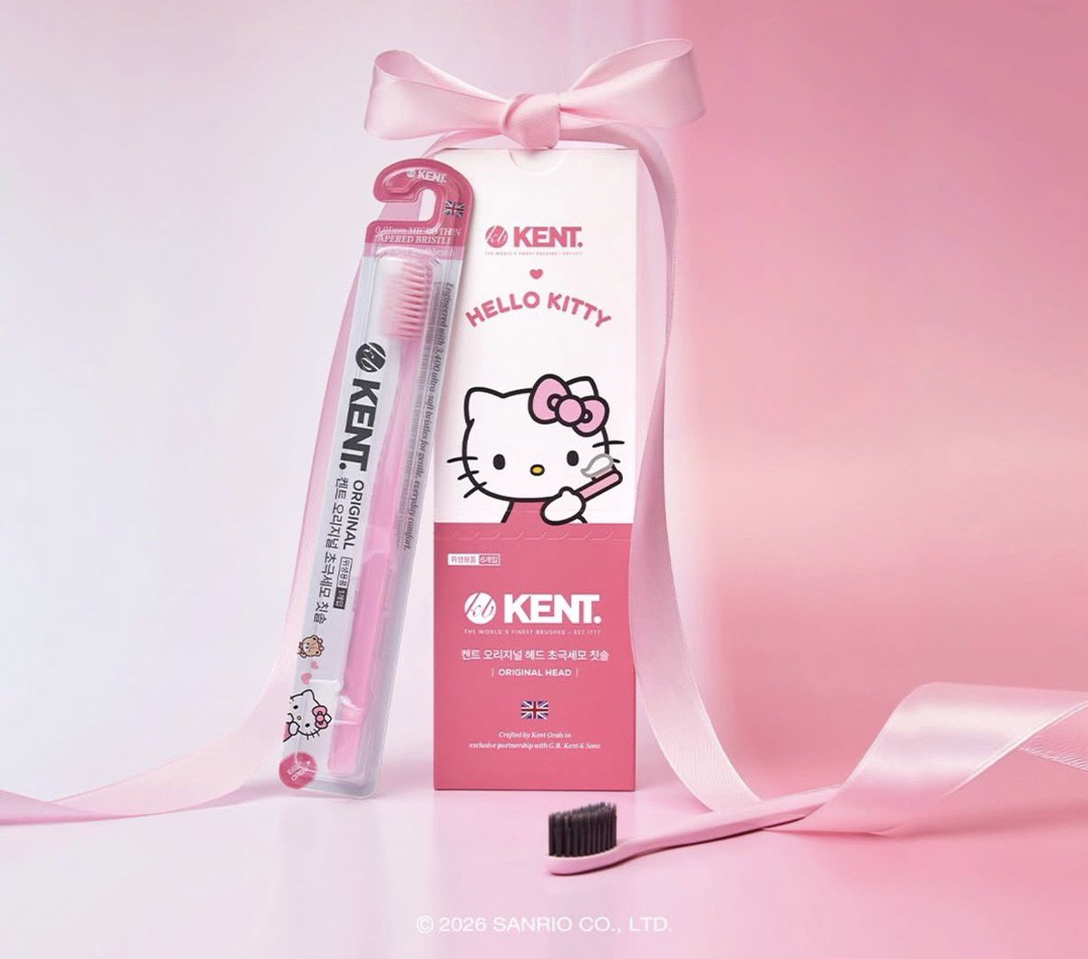 naneebeauty's tweet photo. [광고] 켄트 x 헬로키티 콜라보 귀여워.. 🎀

• 런칭가 27,800원 > 18,500원!
• 8/18(화) 무신사 온라인 단독 런칭
https://t.co/TXvUwalZ2S https://t.co/ZSOIHJjy81