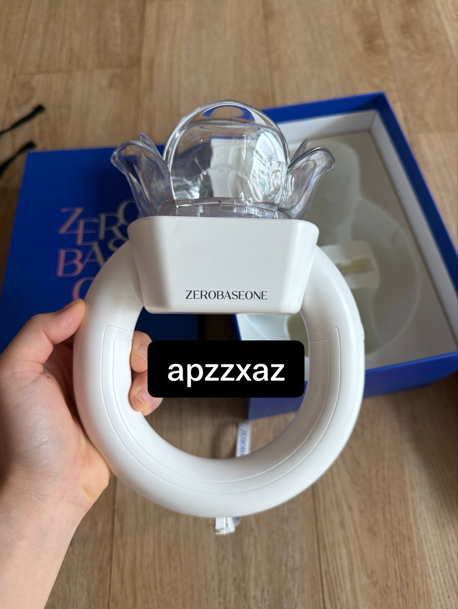 apzzxaz's tweet photo. 제로베이스원 응원봉 로즈링 양도
Zerobaseone

사진 속 구성이 전부예요 
공식팬클럽 3기 포카 같이 드려요!

택포 2.1 https://t.co/ZWwBbktglS