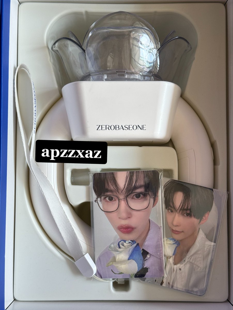 apzzxaz's tweet photo. 제로베이스원 응원봉 로즈링 양도
Zerobaseone

사진 속 구성이 전부예요 
공식팬클럽 3기 포카 같이 드려요!

택포 2.1 https://t.co/ZWwBbktglS