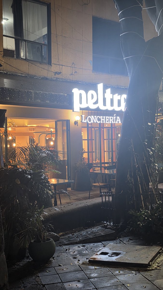 Alex_DeHumbolt's tweet photo. @AlcCuauhtemocMx @GobCDMX @UCS_GCDMX desde cuando la plaza Washington ya es privada ? Este restaurante acaba de abrir y ya se adueñó de todo !!! Dinamarca y Londres de @LaColoniaJuarez , apoyenos a liberar el paso peatonal por favor !!! https://t.co/h6yK4fxZMI