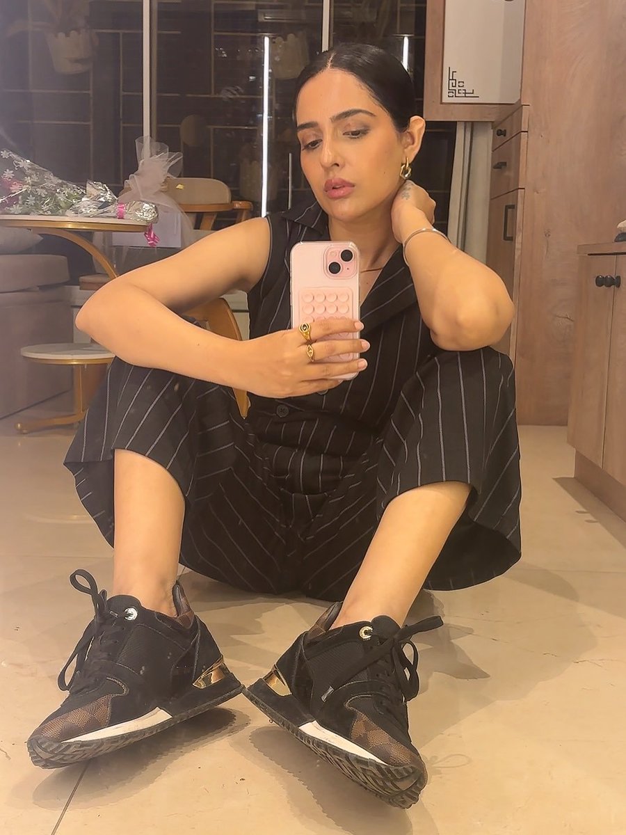 Weekendvibes_'s tweet photo. Malvi Malhotra 🖤🤳
#Malvi #MalviMalhotra https://t.co/BzMIcAGKqN