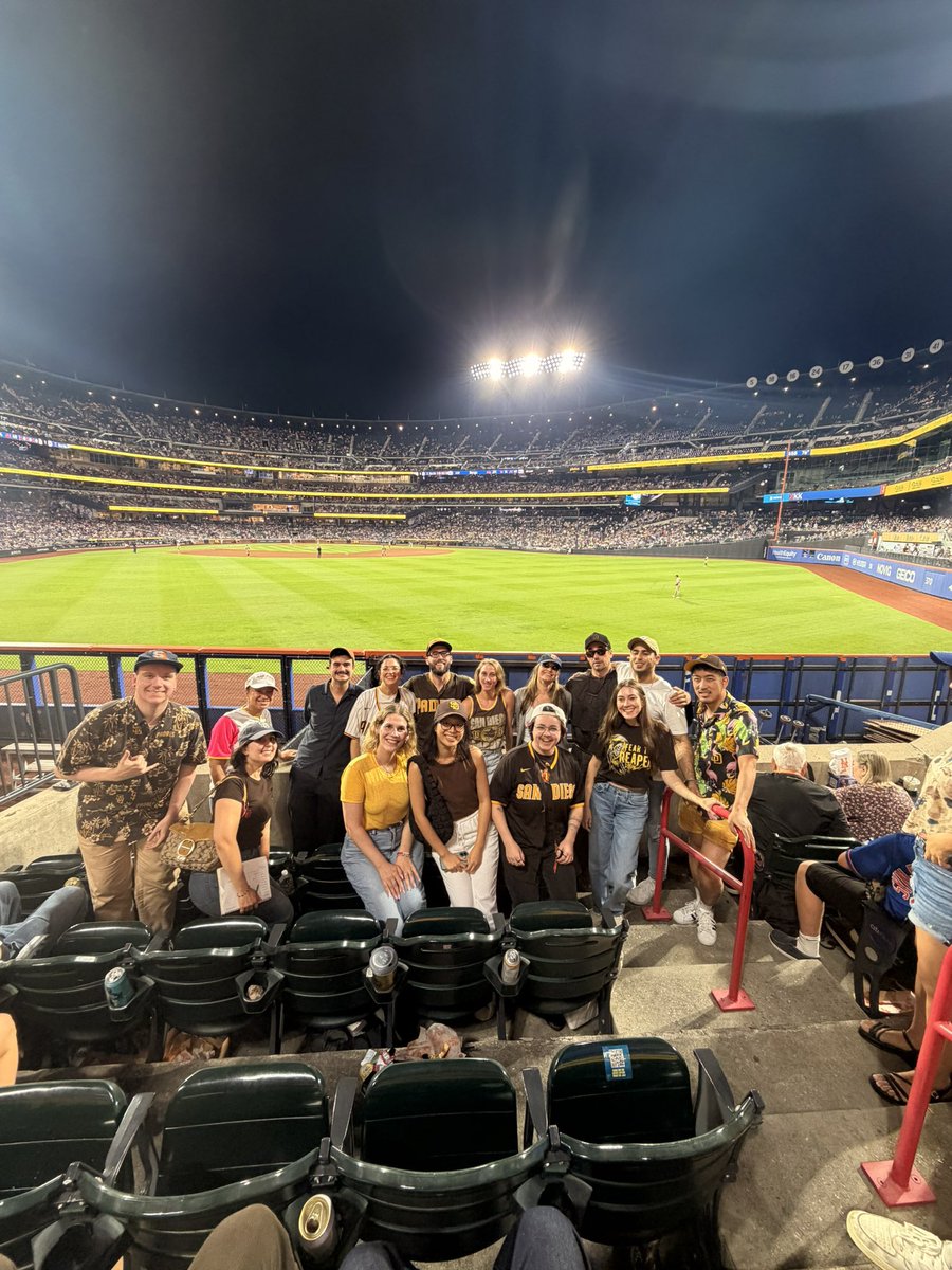 vanessagarcxa's tweet photo. Padres fans in NYC! https://t.co/TD2XvTDPa8